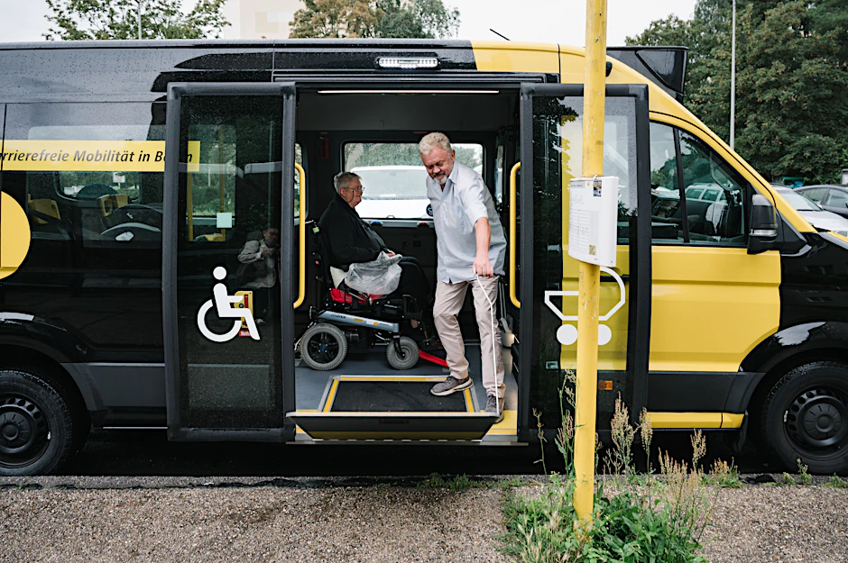 Der Fahrer Witali Mülberger klappt die Rampe des Muva-Busses an der Haltestelle Arnold-Zweig-Straße ein.