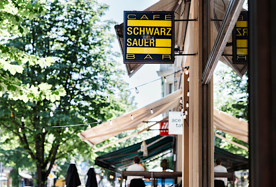 Das Café Schwarzsauer darf trotz Lärmschutz nach 22 Uhr draußen bedienen – zum Ärger der Anwohner.