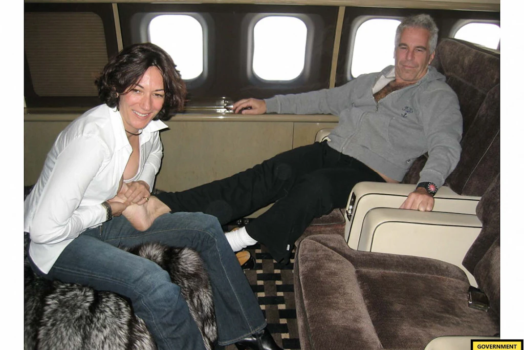 Dieses Bild, das am 8. Dezember 2021 vom US-Bezirksgericht für den südlichen Bezirk von New York erhalten wurde, zeigt die britische Prominente Ghislaine Maxwell und den US-Finanzier Jeffrey Epstein.