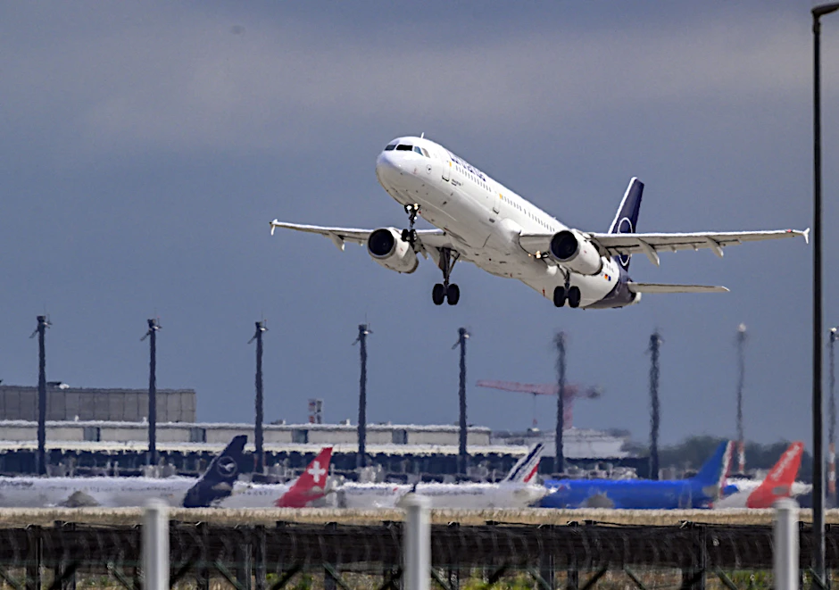 Ein Flugzeug hebt vom BER ab.