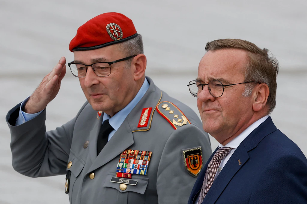 Der Generalinspekteur der Bundeswehr, Carsten Breuer (links), und der deutsche Verteidigungsminister Boris Pistorius treffen zusammen im Verteidigungsministerium in Berlin ein.