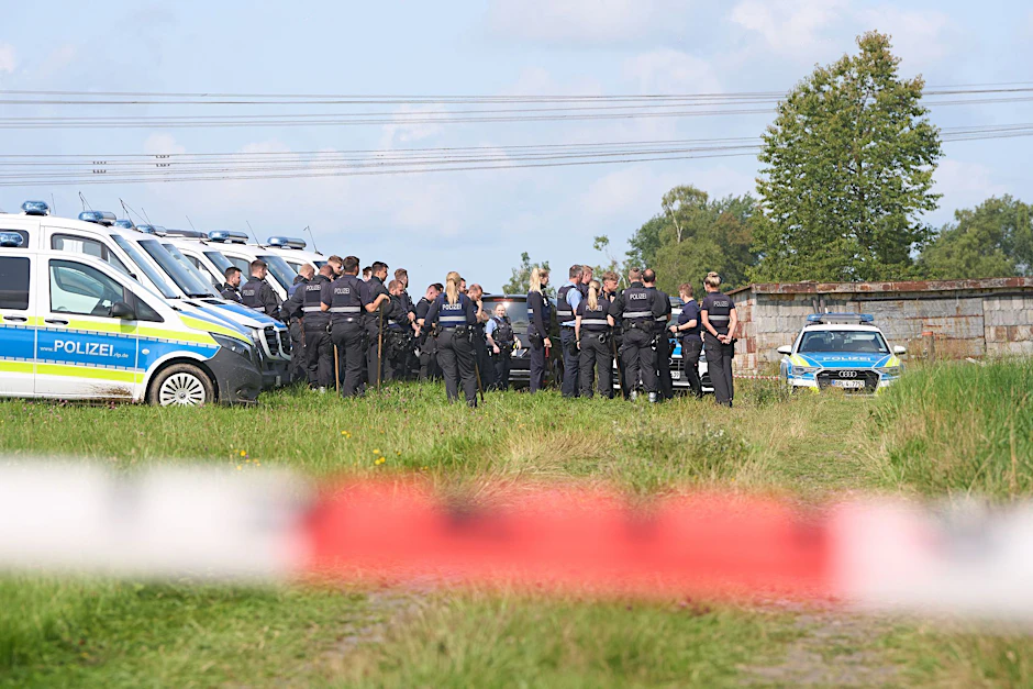 Die Polizei hat ein Gebiet nach dem Fund einer Leiche abgesperrt und sucht nach Spuren und Hinweisen.