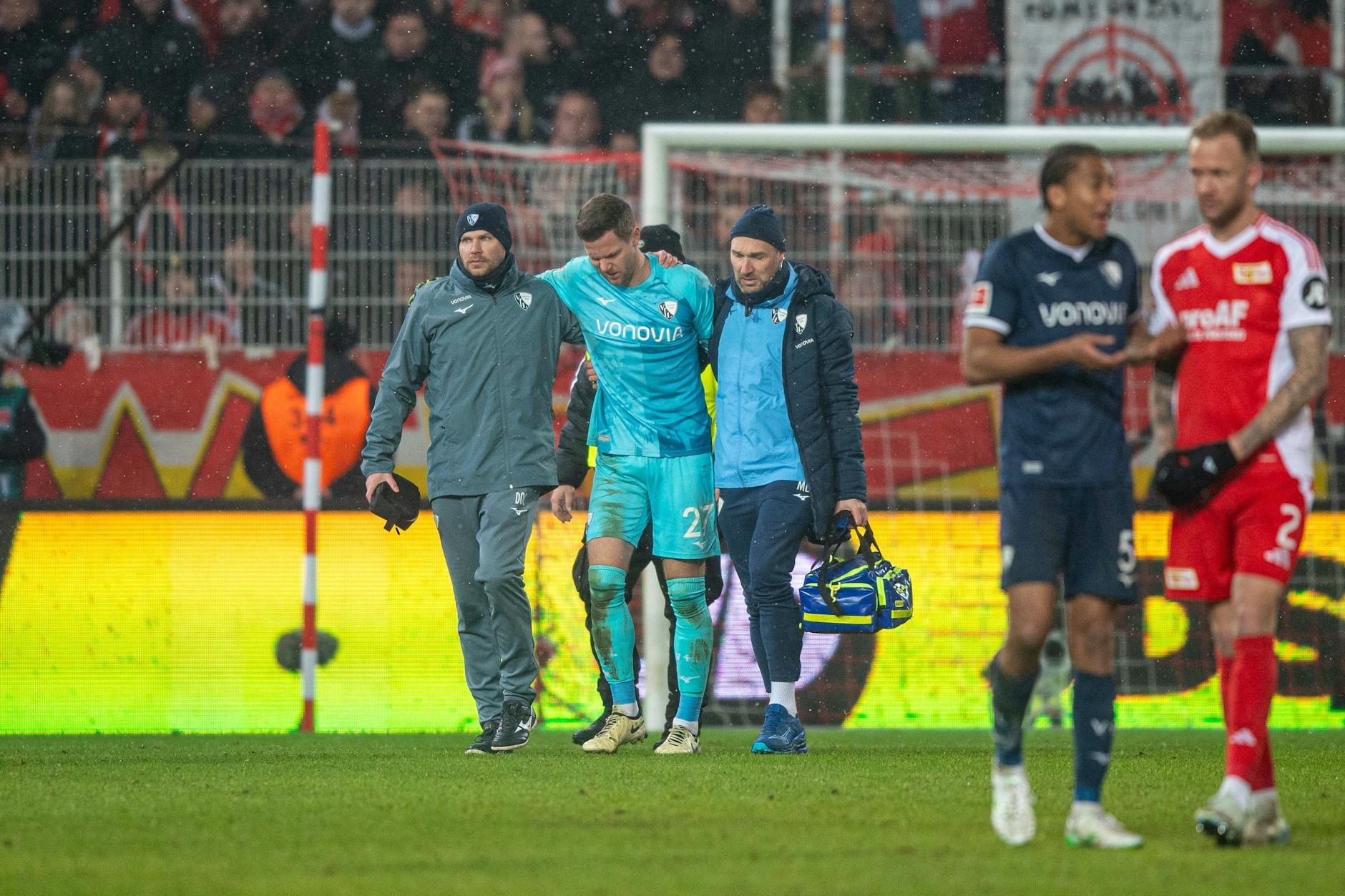 Der damalige Bochumer Torhüter Patrick Drewes (2.v.l.) verließ nach einem Feuerzeugwurf im Spiel beim 1. FC Union Berlin den Platz.