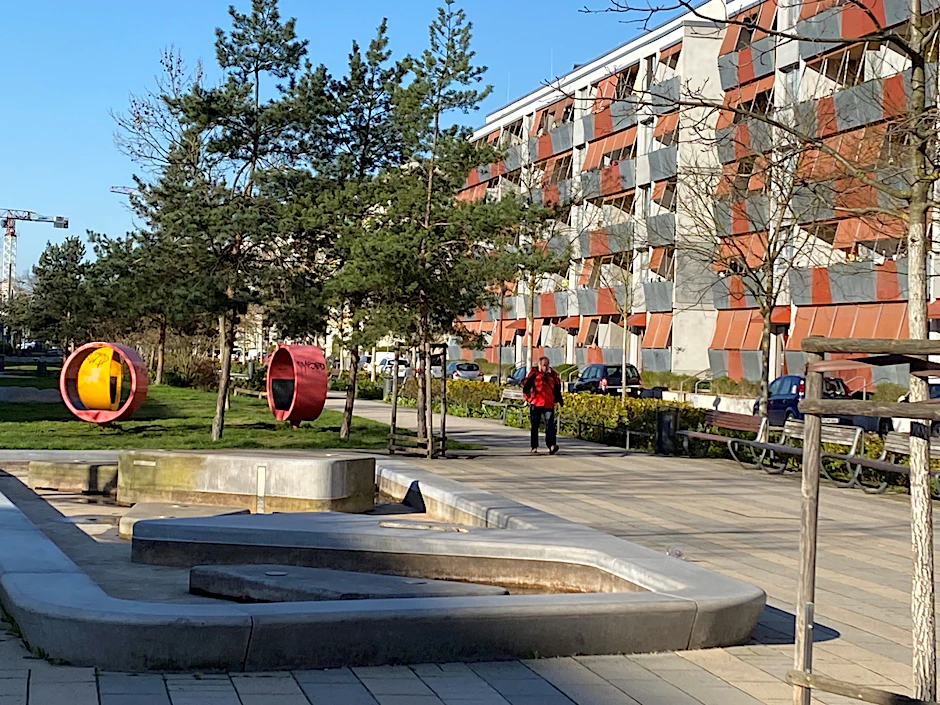 Bunte Häuserfassaden, Park mit Springbrunnen: Das Neubauviertel Gartenstadt-Drewitz in Potsdam ist ein städtebauliches Vorzeigeobjekt der Bundesregierung.