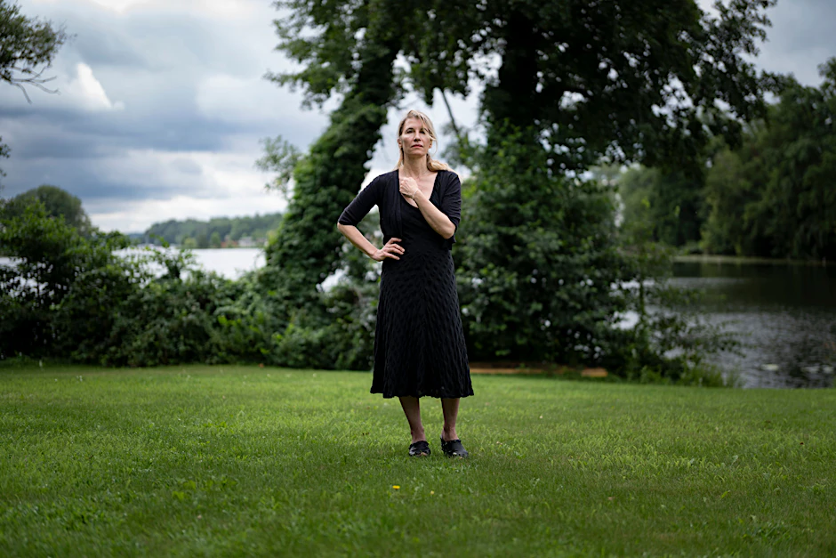 Biologin, Hotelbesitzerin, Schlossherrin: Mathilda Huss im Garten ihrer Villa am Lehnitzsee.