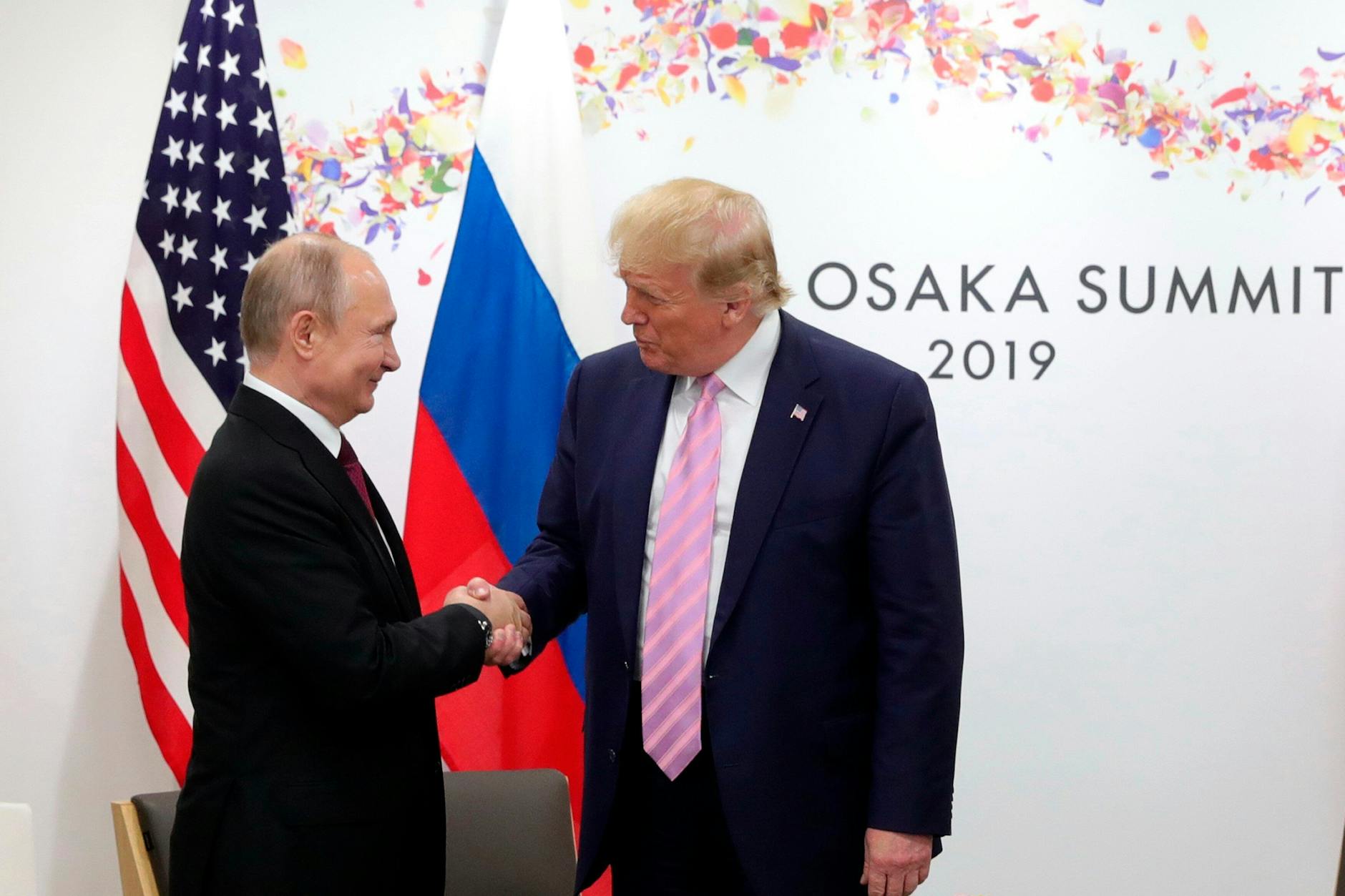 Wladimir Putin (l), Präsident von Russland, und Donald Trump, Präsident der USA, geben sich während eines G20-Gipfels die Hand.
