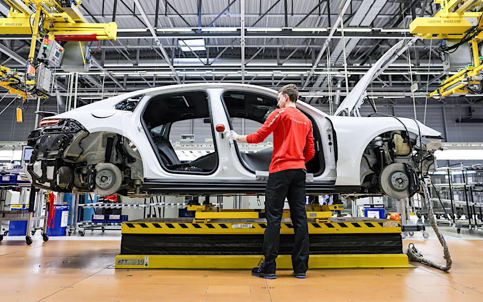 Ein Mitarbeiter montiert einen Porsche Panamera im Werk in Leipzig.