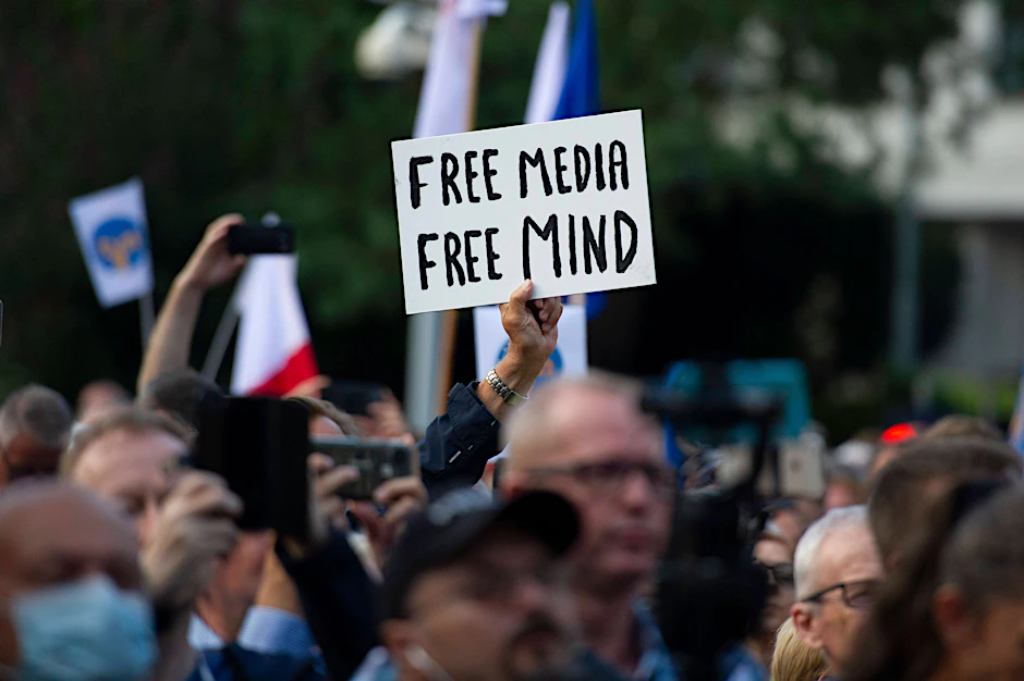 Menschen demonstrieren in Polen für die Pressefreiheit.