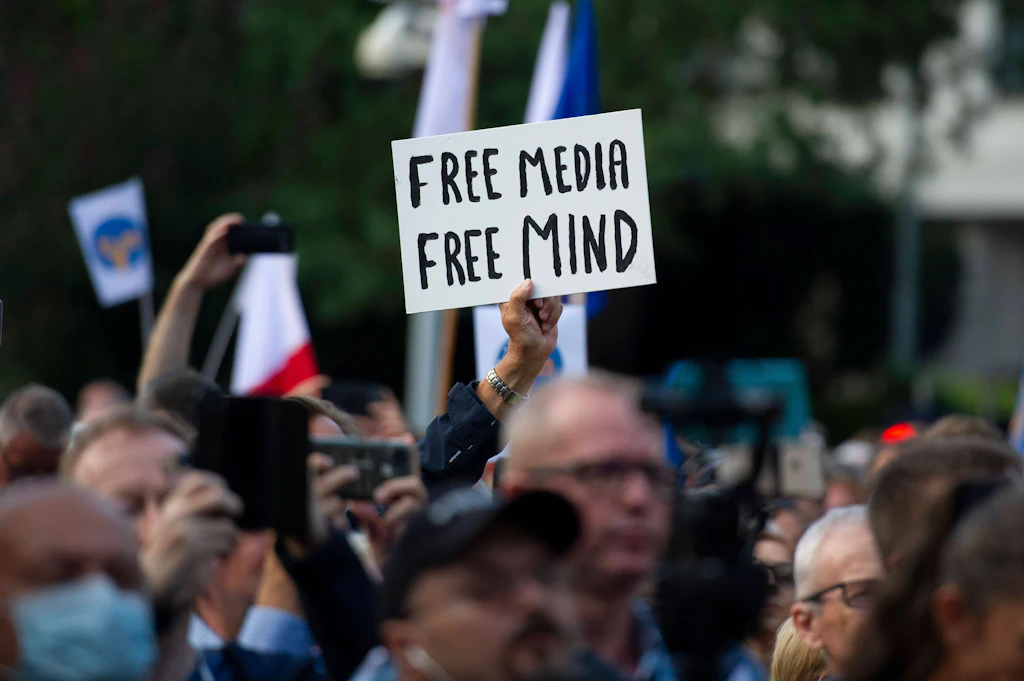 EU-Medienfreiheitsgesetz in Kraft: Schutzschild für Journalisten – oder Einfallstor für Überwachung?