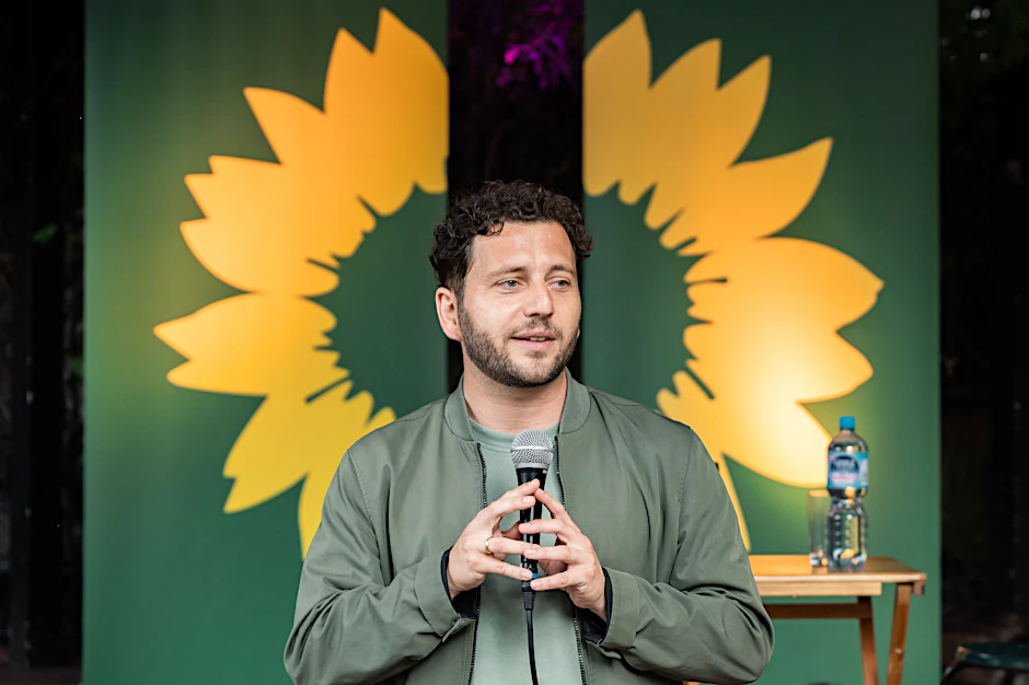Der Grünen-Chef Felix Banaszak auf Sommertour durch Deutschland. Hier bei einem Treffen mit Parteimitgliedern und Bürgern im Volksbad Buckau in Magdeburg.