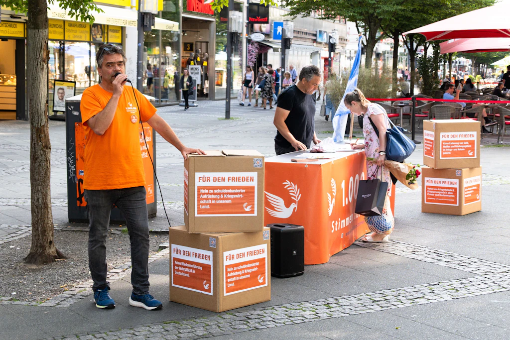 Friedensaktion in Charlottenburg: „Von alleine wird sich nichts verändern“