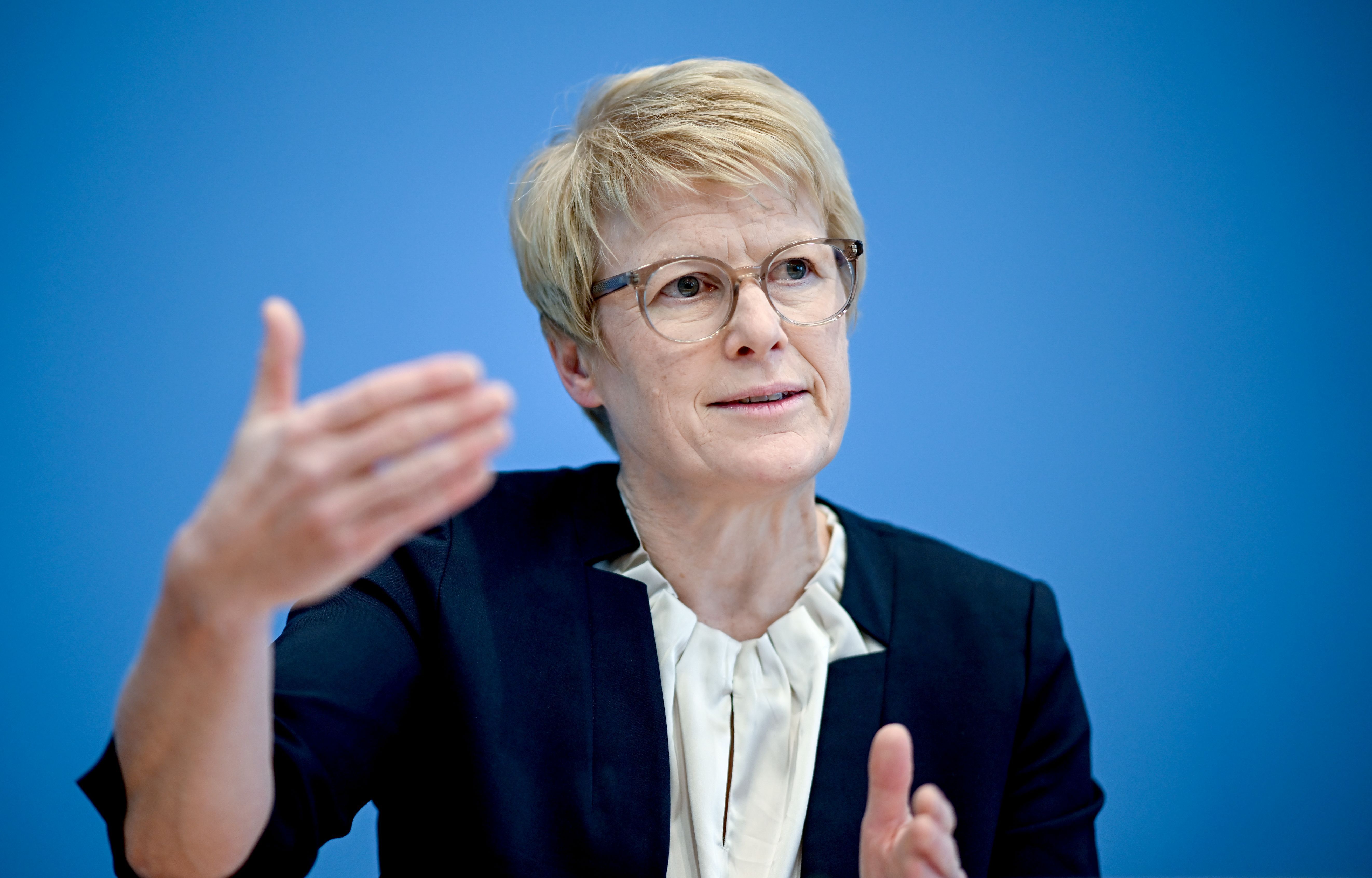 Wirtschaftsweise: Wir müssen bei Rente und Pflege kürzen!