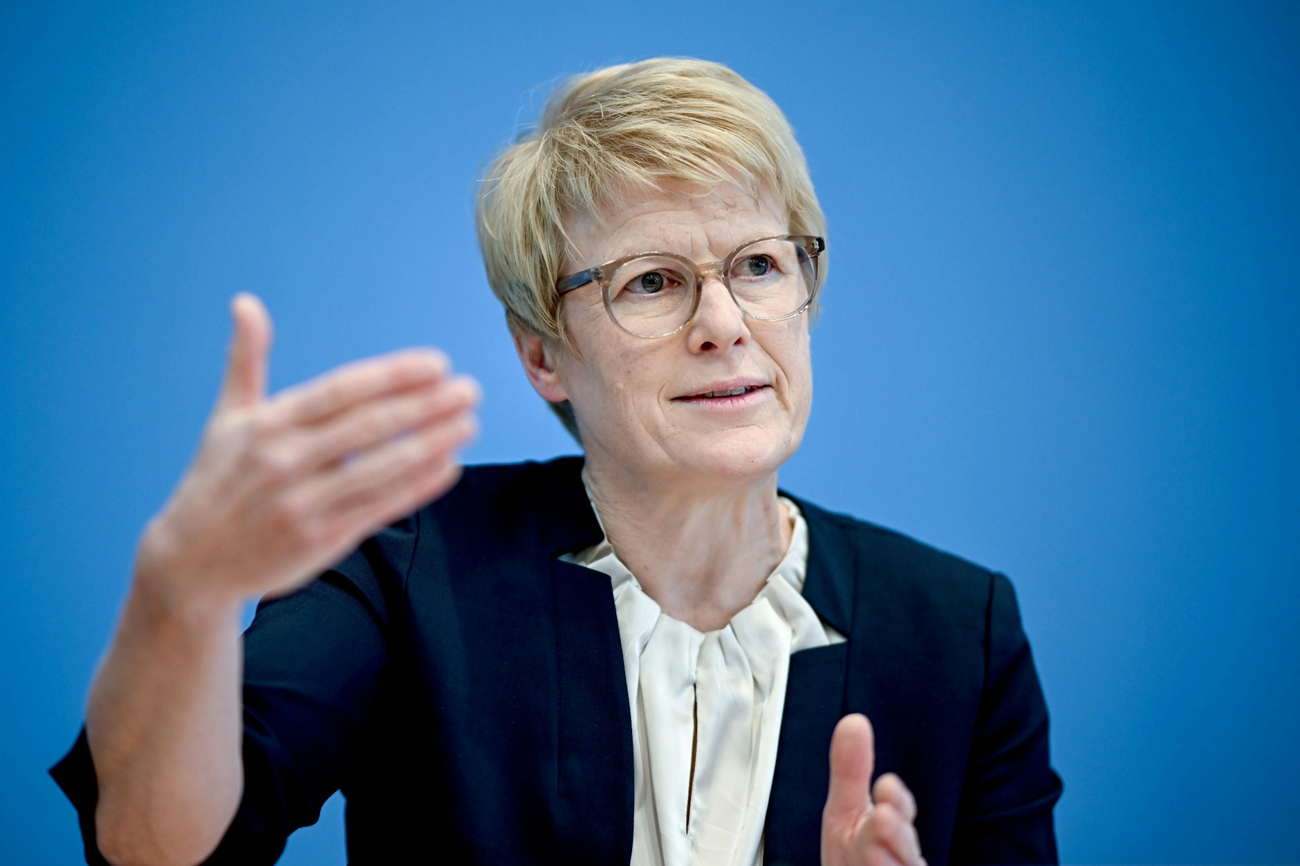 Die Wirtschaftsweise Veronika Grimm verkündet bittere Wahrheiten für Rentner und Pflegebedürftige.