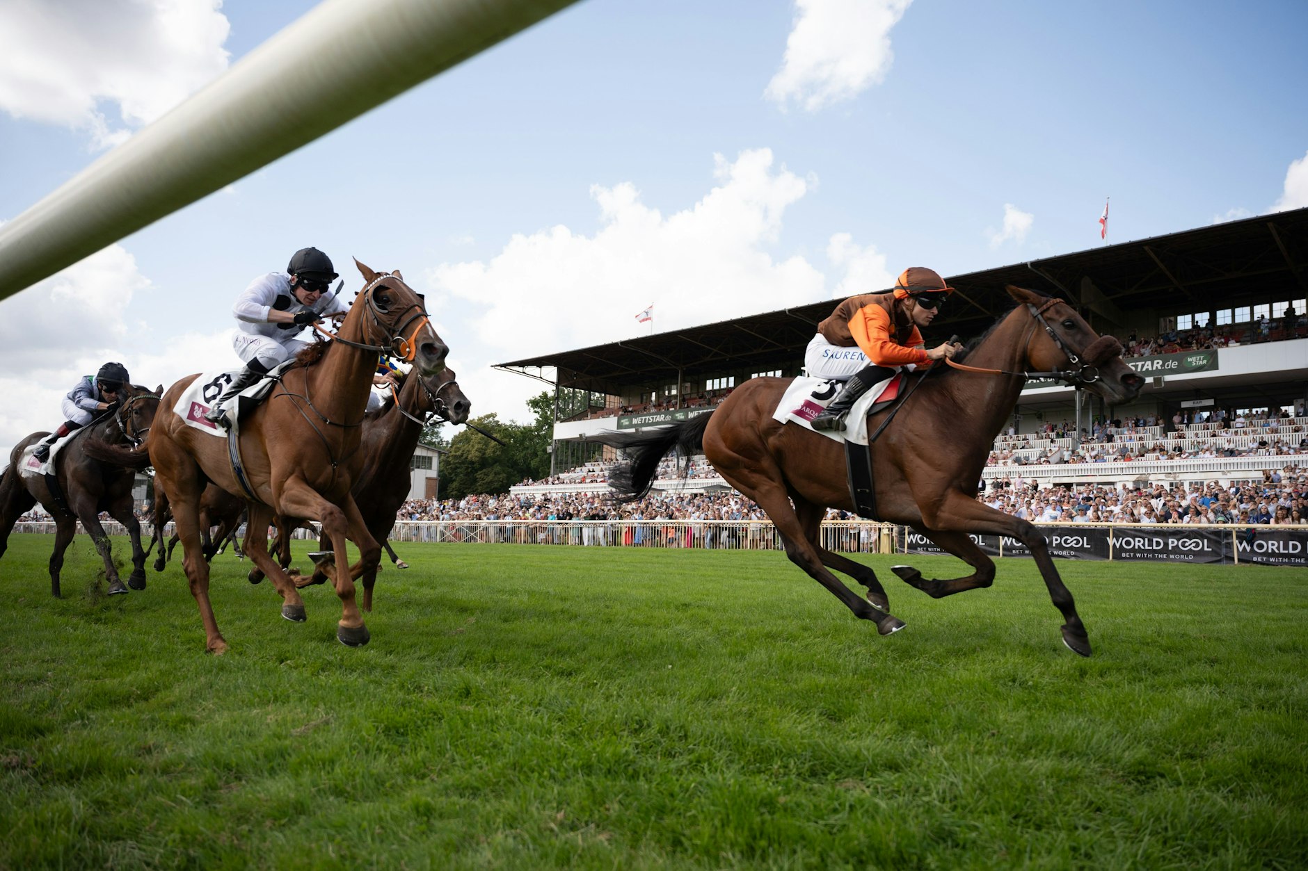 Auf der Zielgeraden: In Hoppegarten geht es um alles.