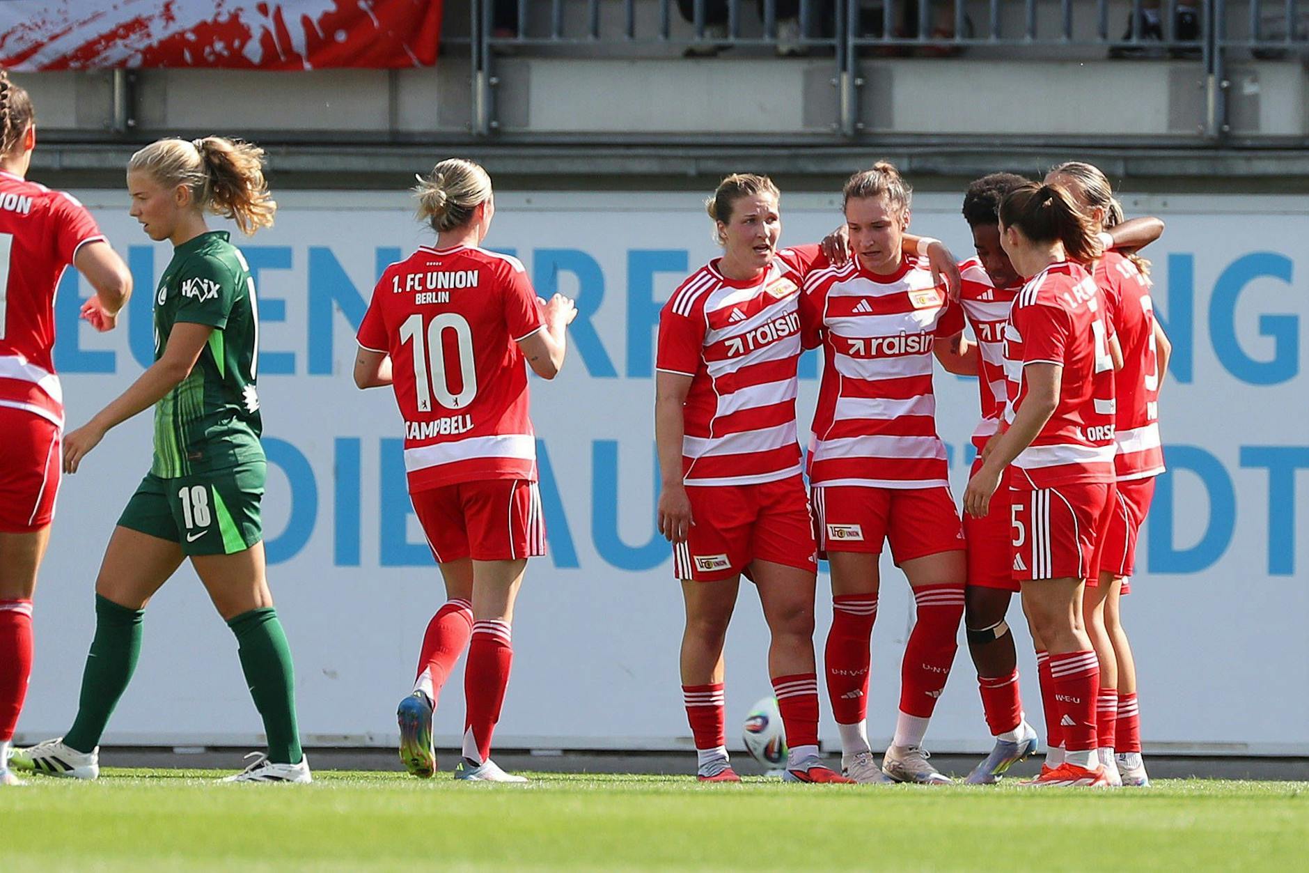 Die Spielerinnen des 1. FC Union Berlin jubeln über das Führungstor beim 2:0-Erfolg in Wolfsburg.