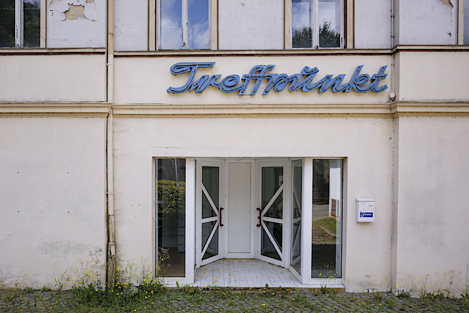 Kulturförderung im Osten wird massiv gekürzt, mit Folgen für Gemeinschaft und Demokratie.