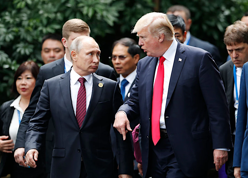 11.11.2017, Vietnam, Danang: US-Präsident Donald Trump und der russische Präsident Wladimir Putin unterhalten sich beim Gipfel der Asiatisch-Pazifischen Wirtschaftsgemeinschaft (Apec). 