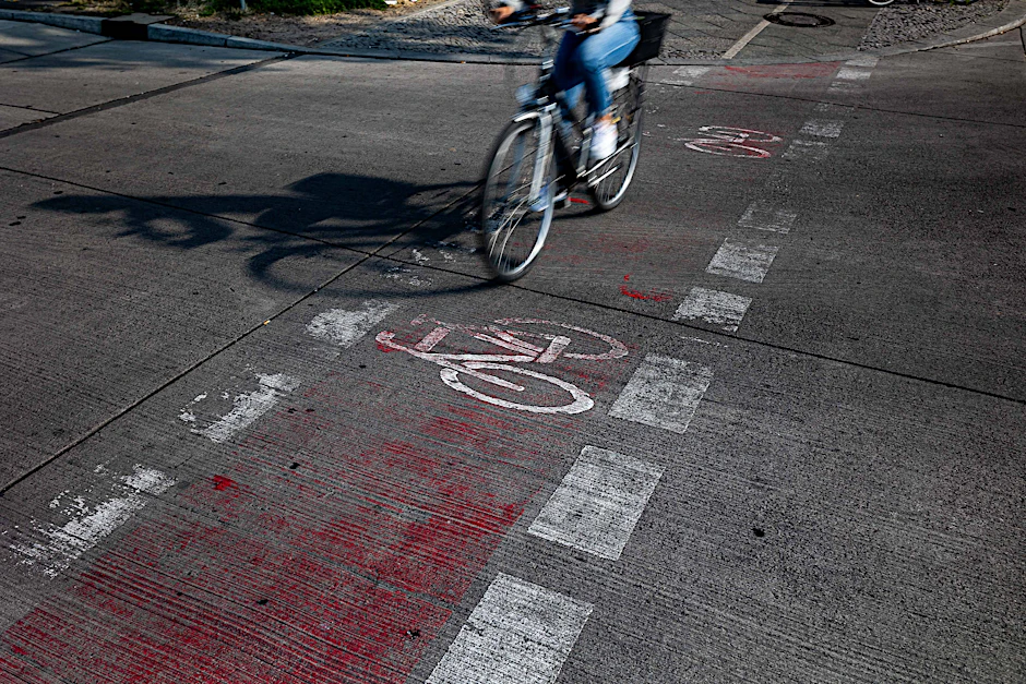 Fahrradfahrer auf einem Fahrradweg am 04. Juli 2023 in Berlin.