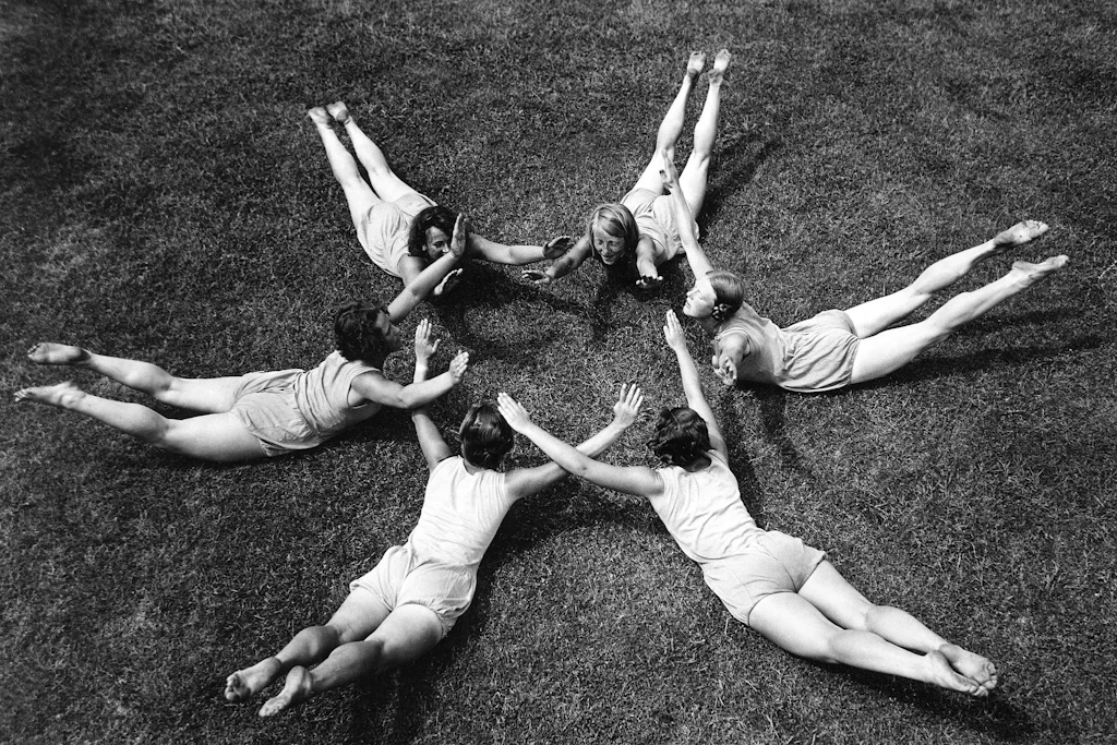 Frauen bei einer Übung wahrend der Werbewoche des Frauenausschusses im Reichsbund für Leibesübungen