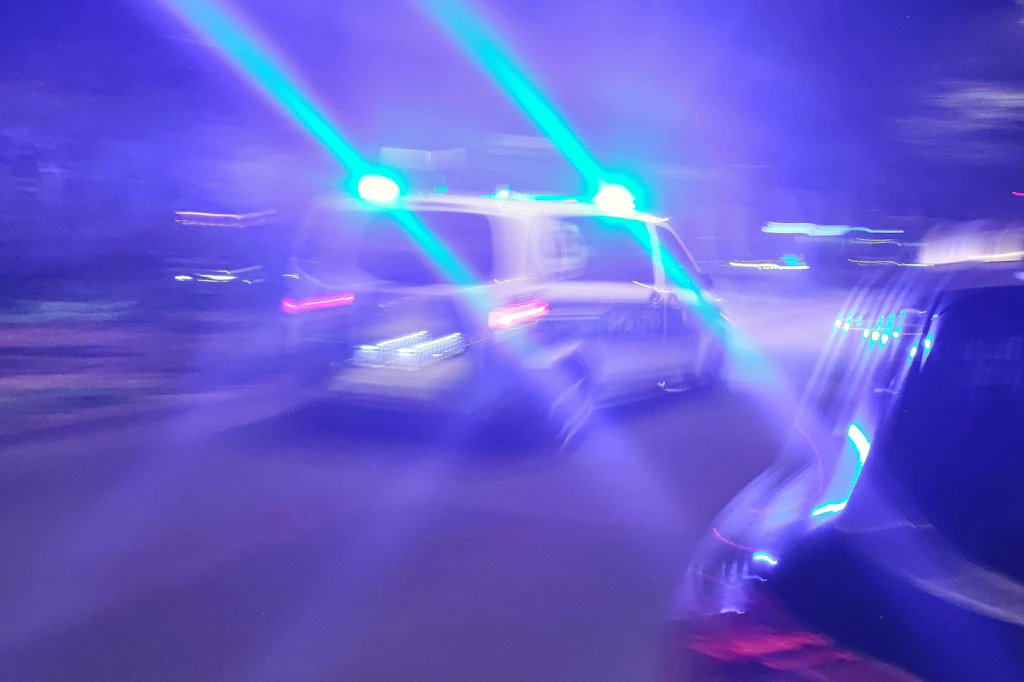 Wilde Verfolgungsjagd: Mercedes-Fahrerin verletzt drei Polizisten