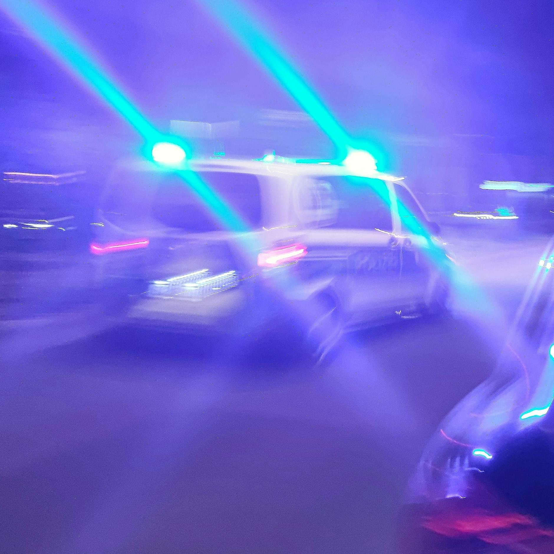 Wilde Verfolgungsjagd: Mercedes-Fahrerin verletzt drei Polizisten