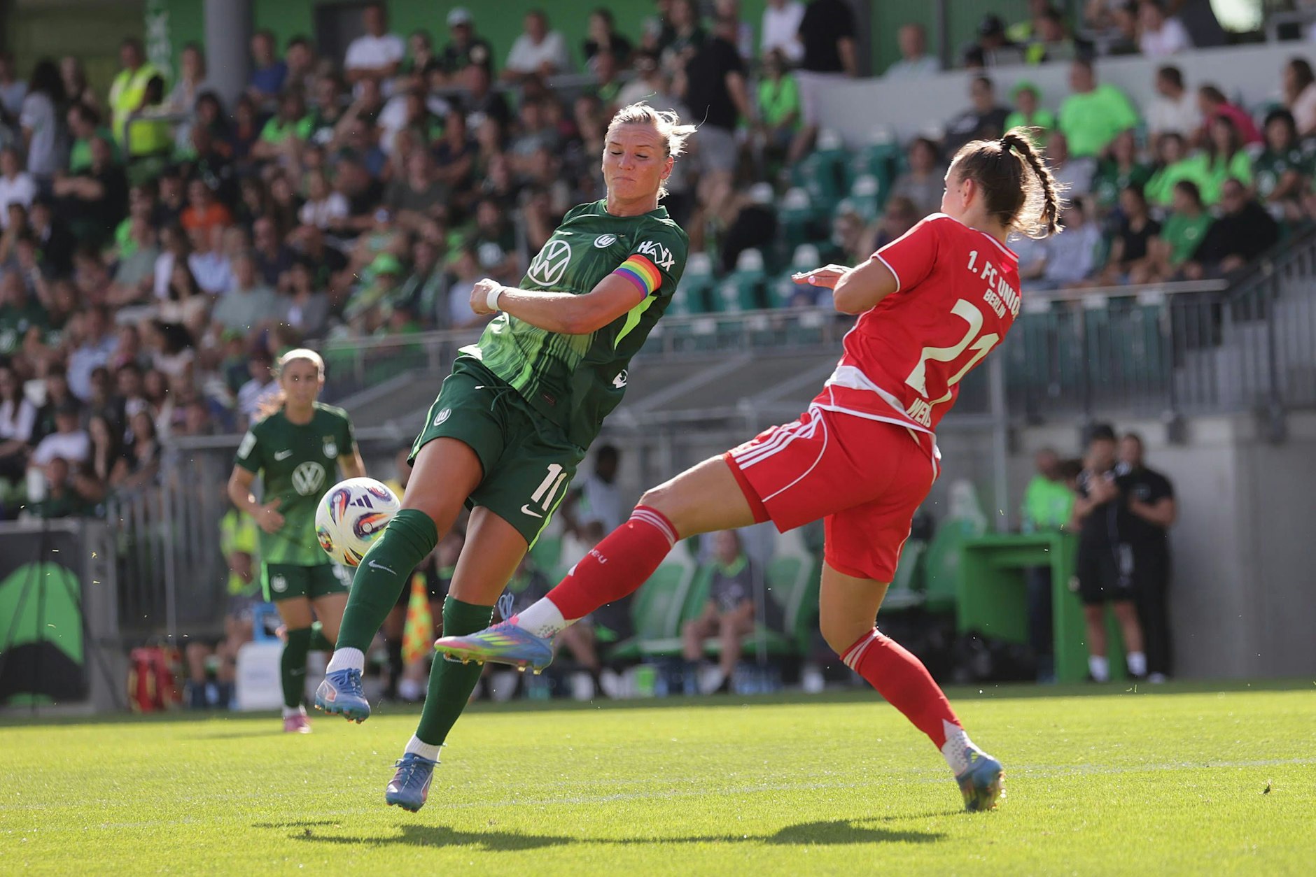 Ex-DFB-Kapitänin Alexandra Popp (l.) blieb gegen Anna Weiß und die Spielerinnen des 1. FC Union Berlin ohne Torerfolg.