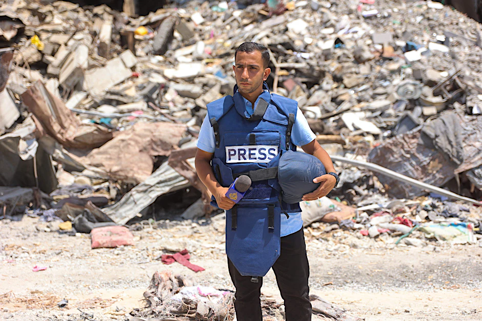 Al-Dschasira-Korrespondent Anas al-Sharif berichtet am 10. Oktober 2024 in der Nähe des Arab-Ahli-Krankenhauses (Baptistenkrankenhaus) in Gaza-Stadt.