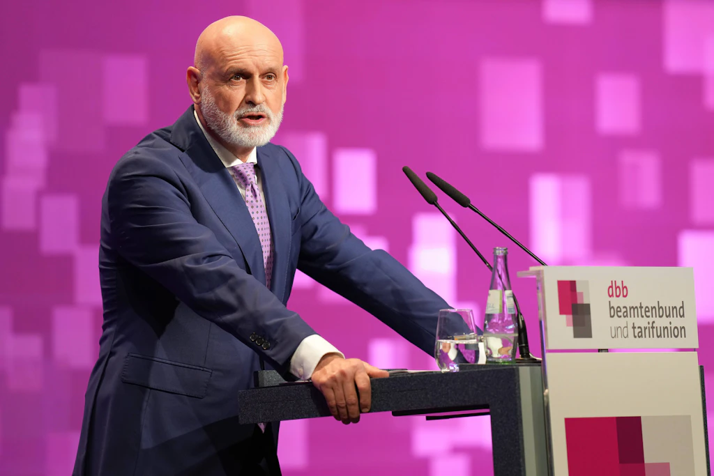 Beamte sollen länger arbeiten: Beamtenbund-Chef kritisiert Minister scharf