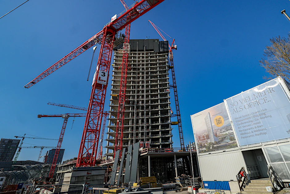 Die Baustelle des Hamburger Wolkenkratzers Elbtower ist seit der Insolvenz der Signa-Firmengruppe des österreichischen Milliardärs René Benko verwaist.