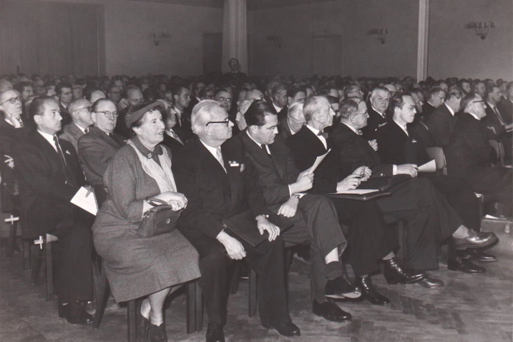 Franck (1. Reihe, 2. v.r.) bei einer Festveranstaltung der TH Charlottenburg, ca. 1948