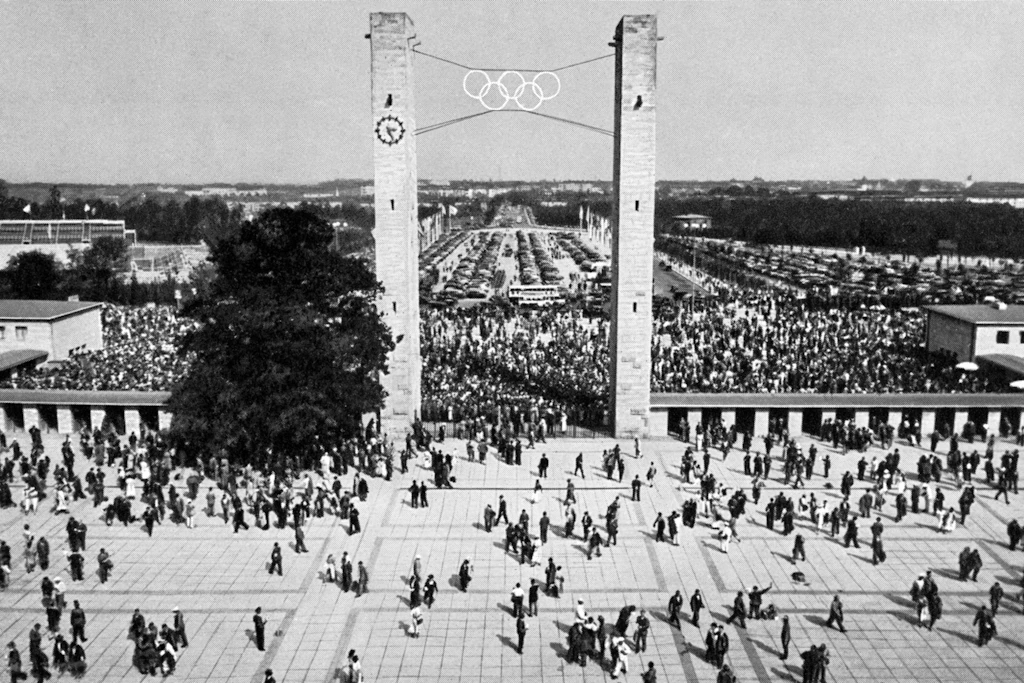 Das Osttor des Olympiastadions am Nachmittag des 1. August 1936
