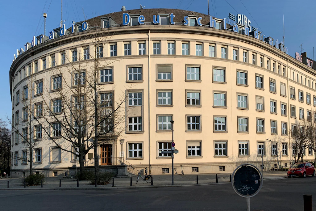 Ein markantes Wahrzeichen in Berlin ist das Rias-Gebäude in der Kufsteiner Straße, ehemals das Büro- und Laborgebäude der Bayerischen Stickstoffwerke, konzipiert von Hans Heinrich Franck.