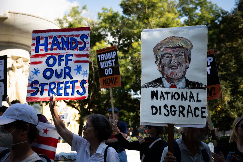 Protestierende gehen gegen US-Präsident Donald Trump auf die Straße.