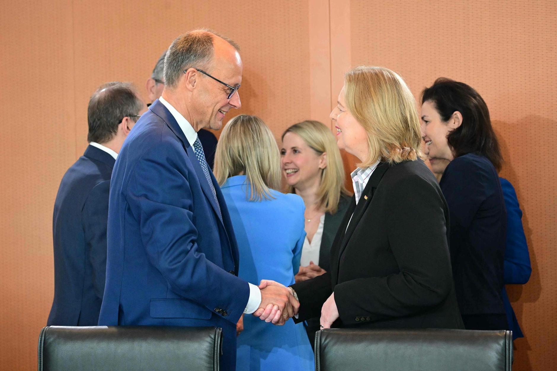 Bundeskanzler Friedrich Merz (CDU) schüttelt der Bundesministerin für Arbeit und Soziales Bärbel Bas (SPD) am 21. Mai 2025 im Kanzleramt in Berlin die Hand.