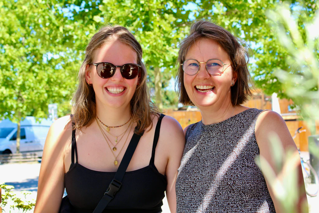 Claudia und Tochter Sinja aus Gelsenkirchen finden die Anlage zwar schön, aber viel zu teuer. „Bei Hitze bringt das nicht viel, und bei Regen auch nicht.“