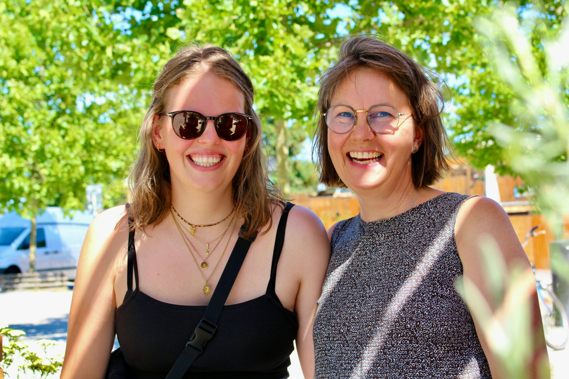 Claudia und Tochter Sinja aus Gelsenkirchen finden die Anlage zwar schön, aber viel zu teuer. „Bei Hitze bringt das nicht viel, und bei Regen auch nicht.“