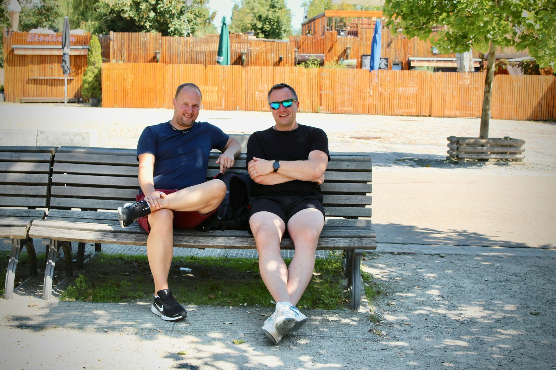 Michael und Alexander aus Eisenach setzen sich lieber unter die Bäume im Mauerpark: „Der Schatten drüben im Cooling-Point ist zu schwach.“