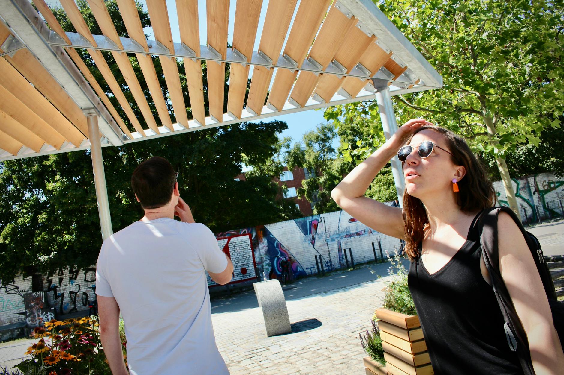 Nathalie von Grote aus England macht sich lustig und hält den Berliner Cooling-Point für überteuert – „Vielleicht hätte man gleich einen Pool hinstellen können.“