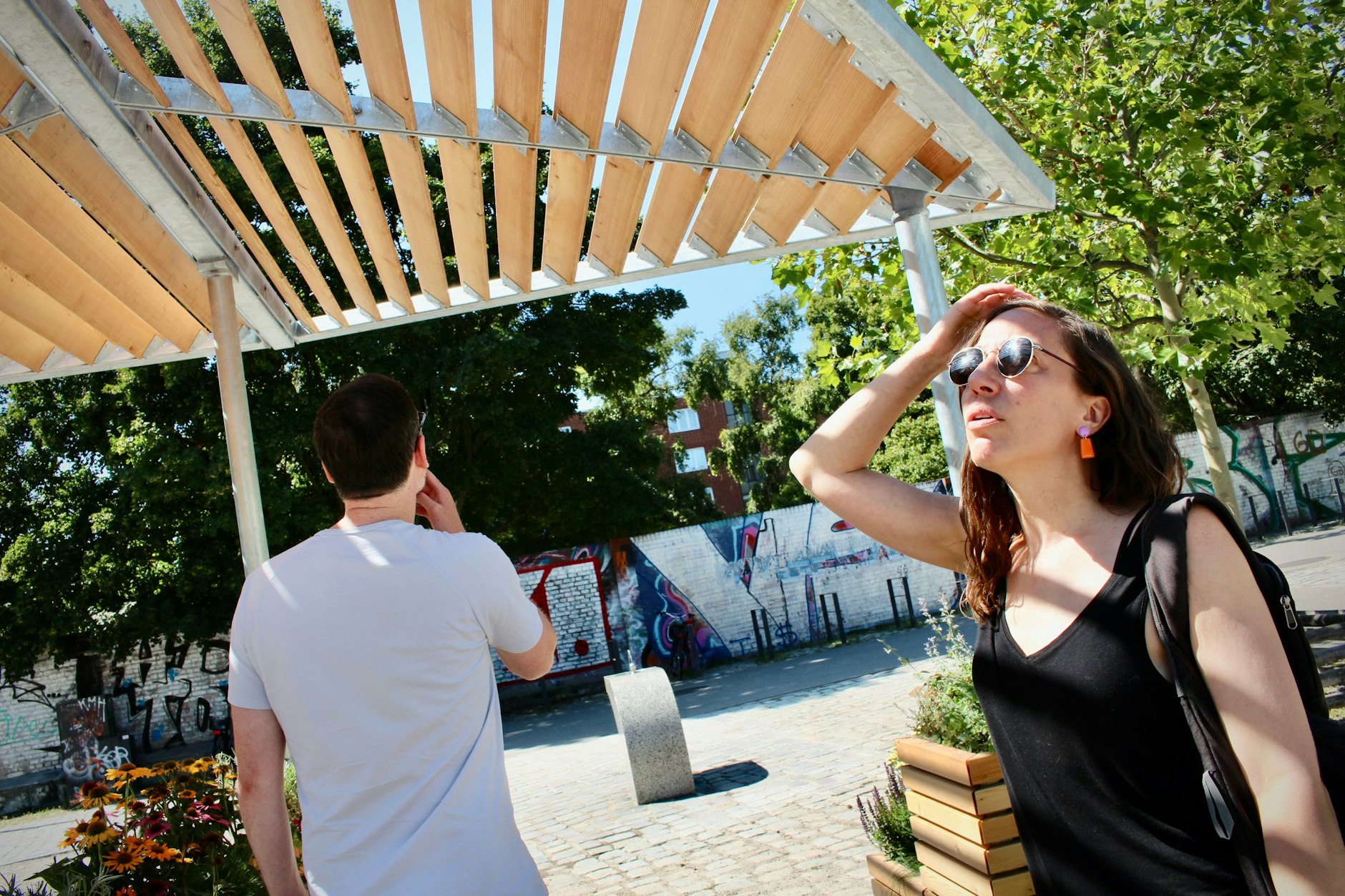 Nathalie von Grote aus England macht sich lustig und hält den Berliner Cooling-Point für überteuert – „Vielleicht hätte man gleich einen Pool hinstellen können.“