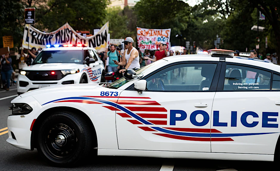 Die US-Polizei begleitet einen Protestzug in Washington.