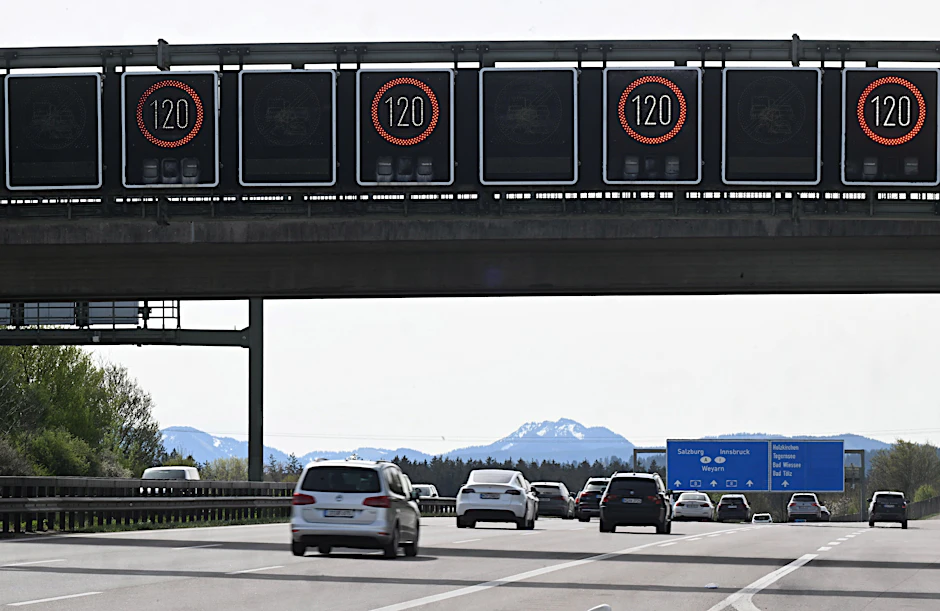 Autos und Lkw fahren bei bedecktem Himmel nahe Holzkirchen auf der Autobahn 8.