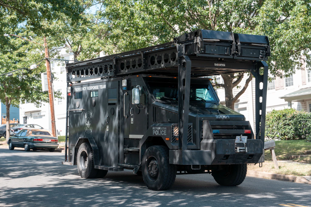 Ein Notfallteam des Metropolitan Police Department rückt zu einer Barrikadensituation in South East Washington aus.