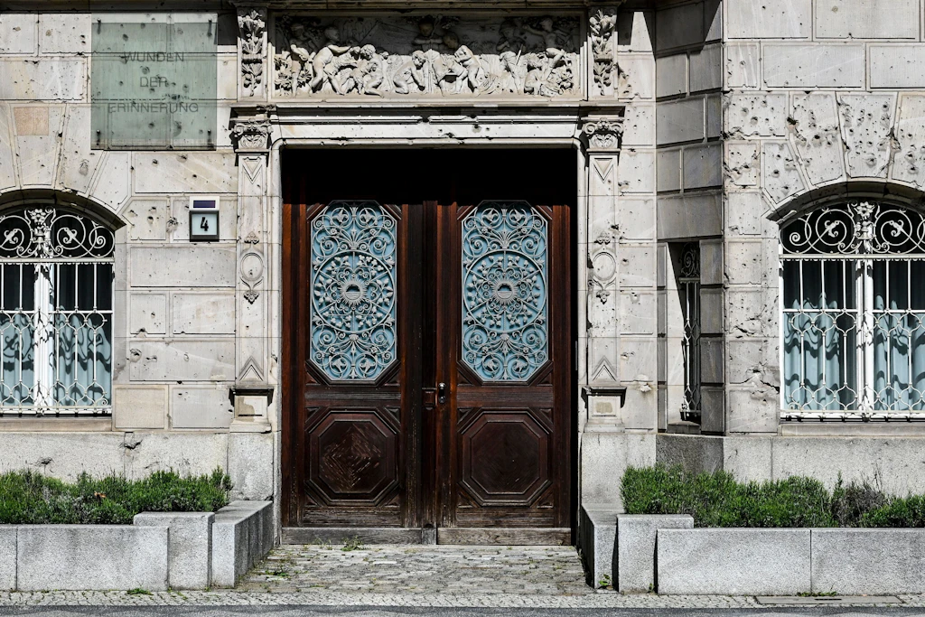 An manchen Fassaden Berlins finden sich noch Einschusslöcher aus dem Zweiten Weltkrieg, wie z.B. bei der Villa Parey in der Sigismundstraße 4. Greiner hingegen interessiert sich vor allem für die Spuren in Gehwegen.