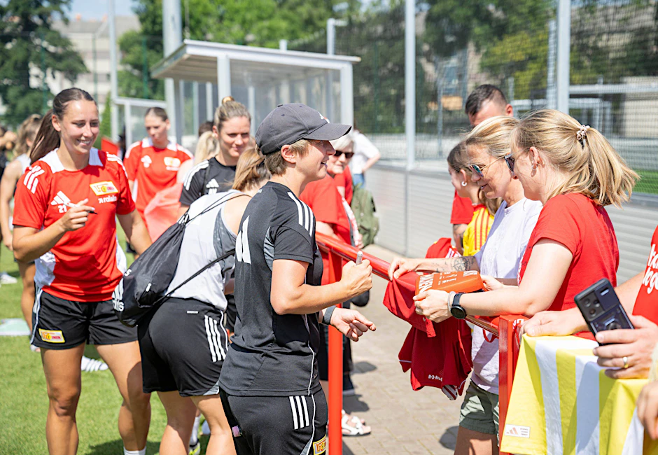 Geduldig und gut gelaunt blieb nicht nur Trainerin Ailien Poese (vorne links), sondern auch die Spielerinnen des 1. FC Union Berlin bei den anwesenden Fans für die Erfüllung von Autogrammwünschen stehen.