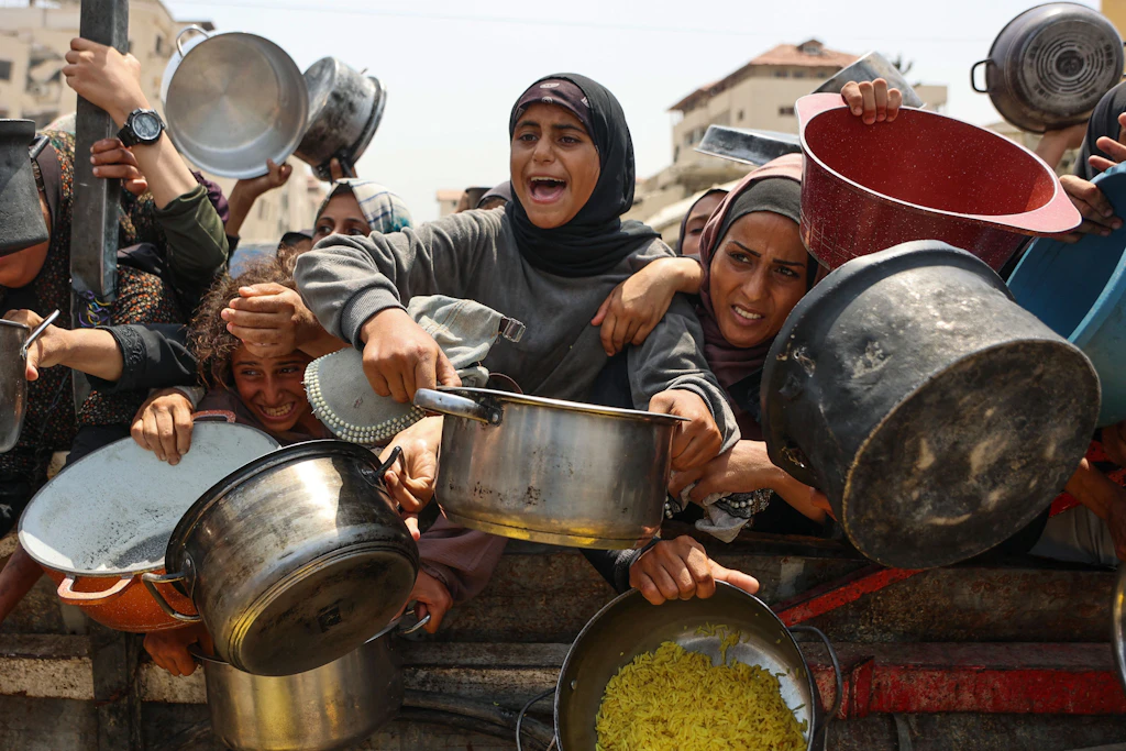 Palästinenserinnen an einer Essensausgabe in Gaza-Stadt