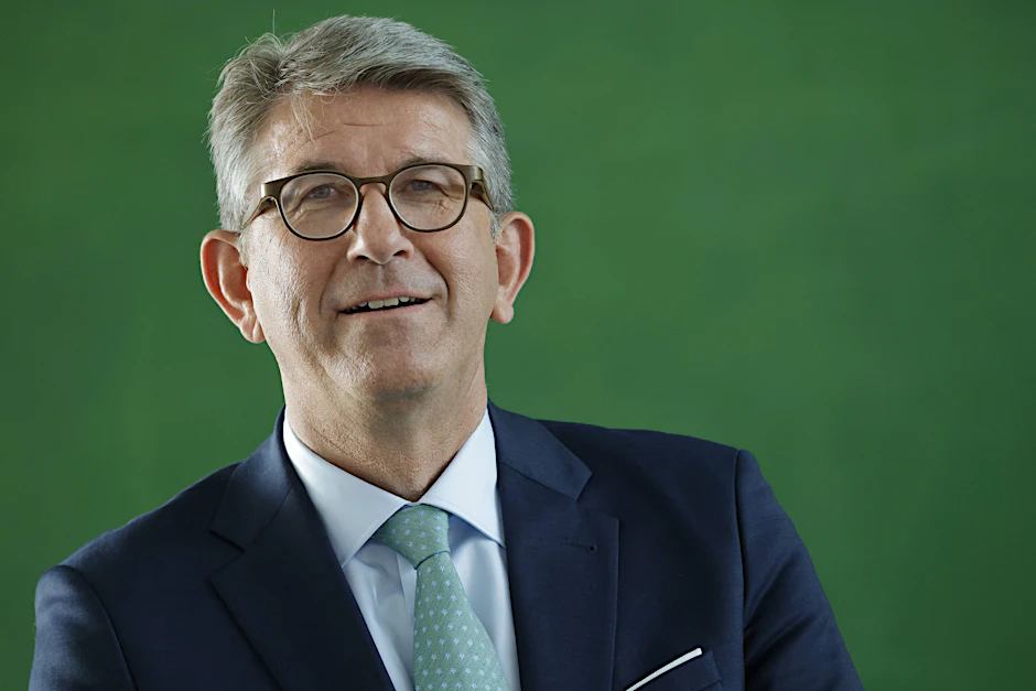 Wolfram Weimer, der Staatsminister für Kultur und Medien, macht ein Fass auf.
