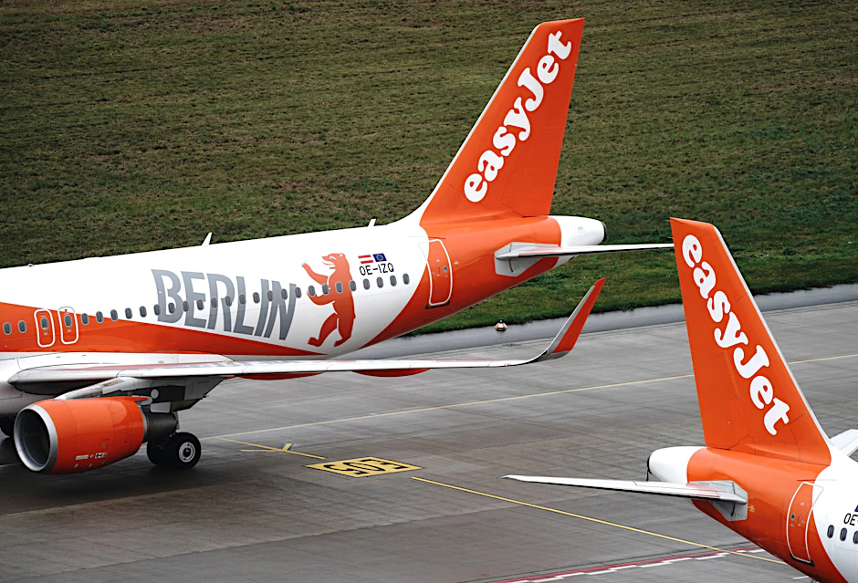 Maschinen der Fluggesellschaft Easyjet fliegen vom Flughafen BER immer weniger, weil die Kosten sehr hoch sind.