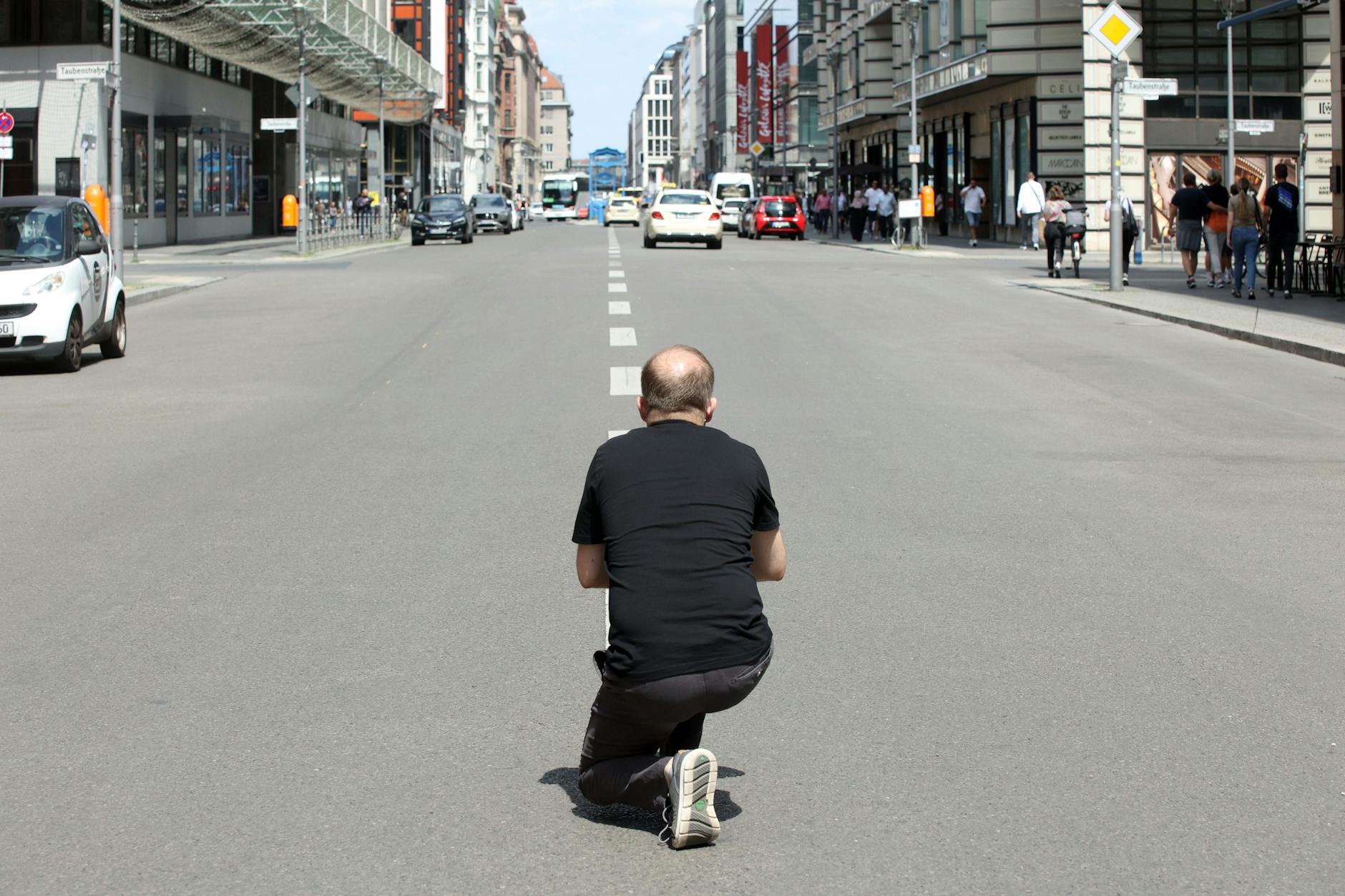 Die Friedrichstraße ist inzwischen wieder durchgängig für Autos geöffnet, bisher ist die Straße noch nicht so richtig belebt.