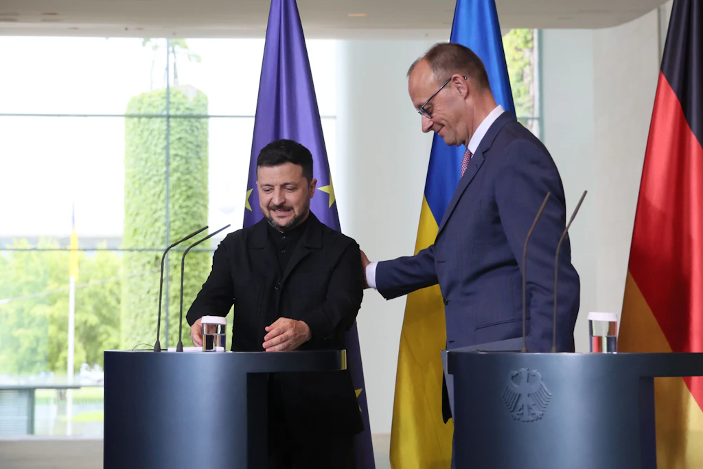 Ukraine-Gipfel in Berlin: Selenskyj im Garten des Bundeskanzleramtes gelandet
