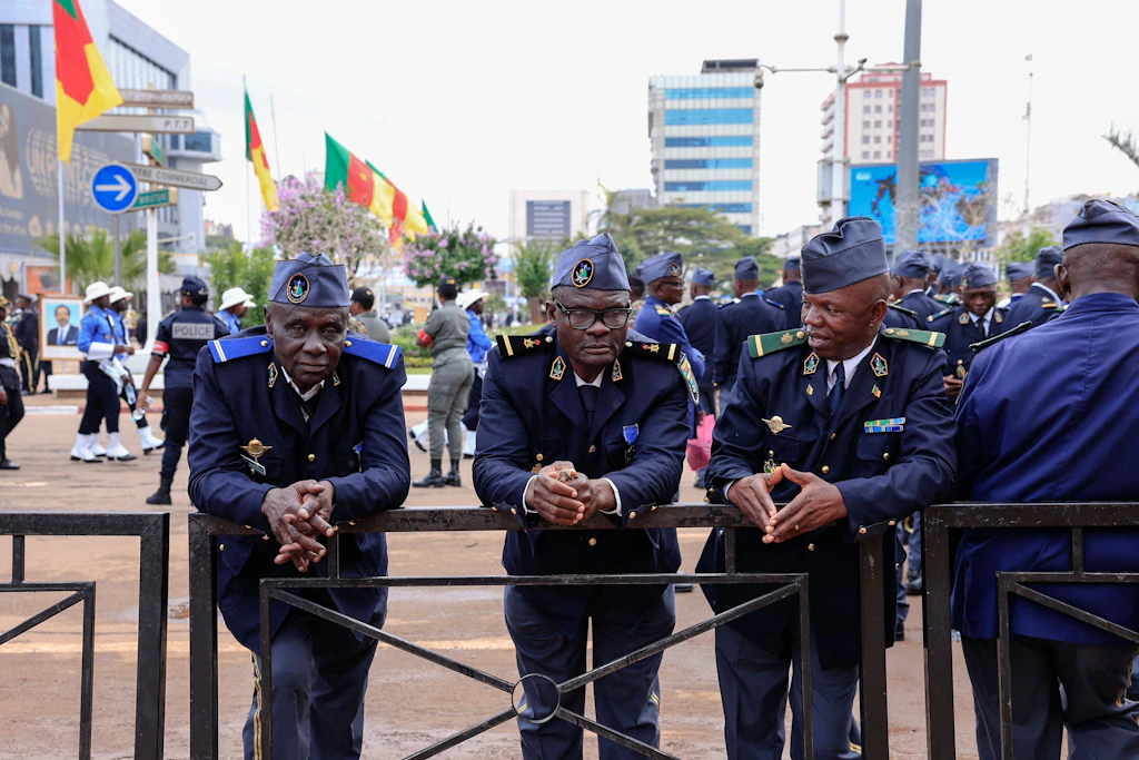 Veteranen unterhalten sich vor Beginn der Parade zum Nationalfeiertag am 20. Mai 2025.